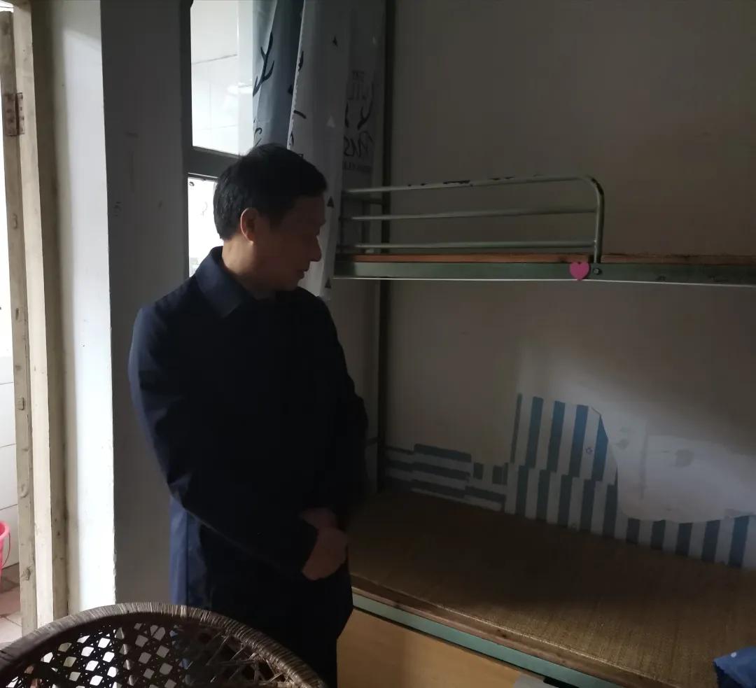 黄鹏书记深入校园各处检查指导工作