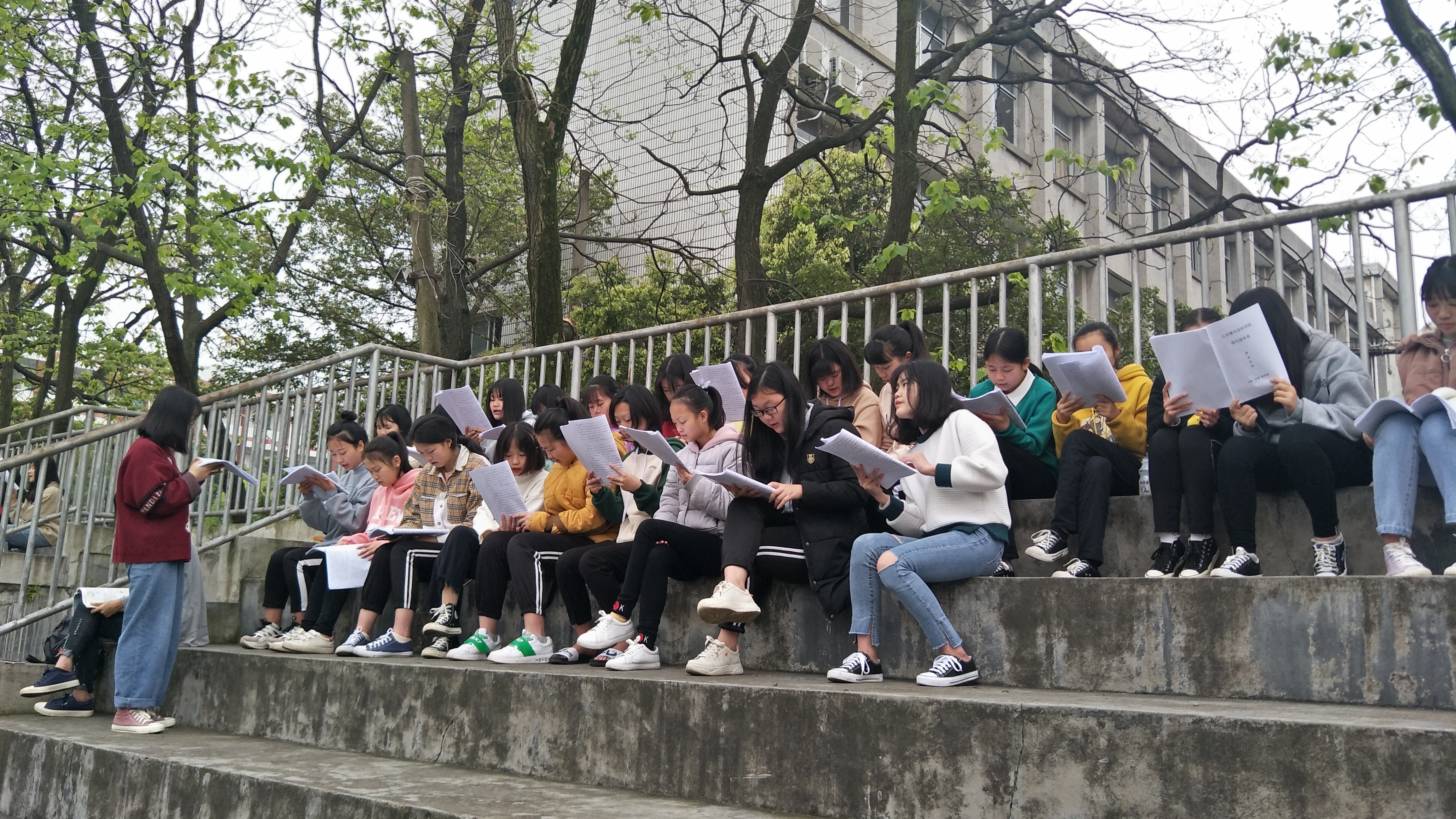 春意盎然，书香沁人 —现代服务系晨读活动