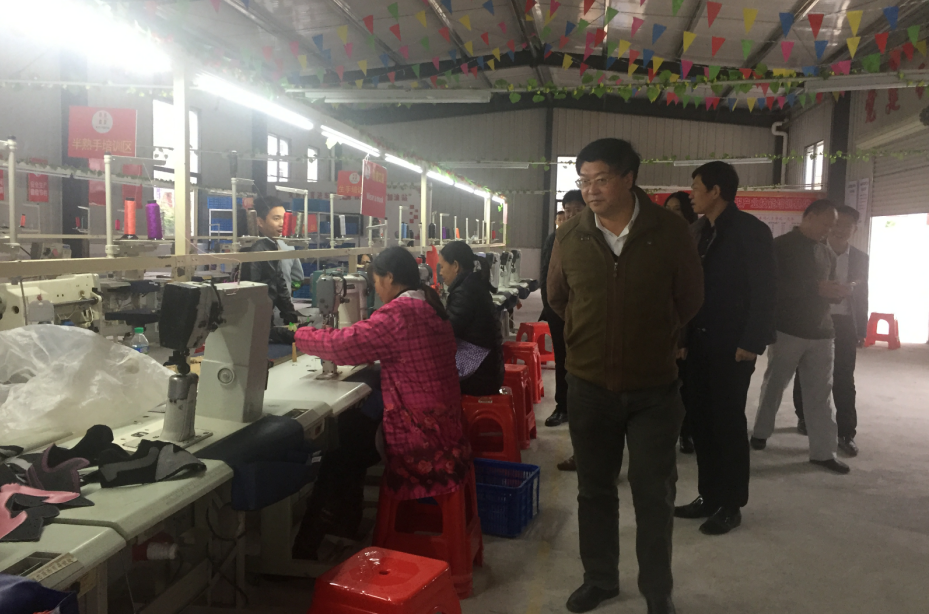 黄国杰书记深入精准扶贫点贫困户家中宣讲党的十九大精神