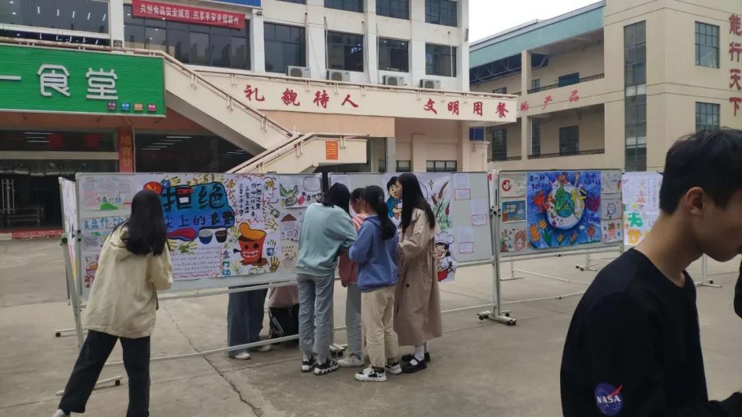 我院商贸旅游系举办主题为“光盘行动,从我做起”的班级画、手抄报作品展