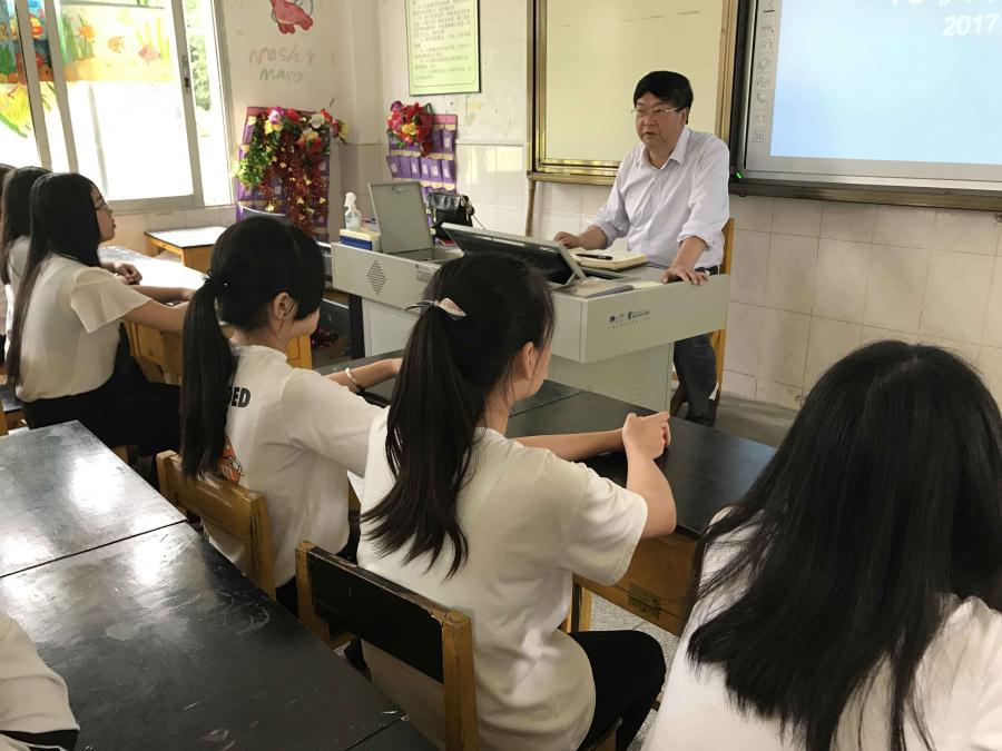学院党委书记黄国杰参加商贸系主题班会