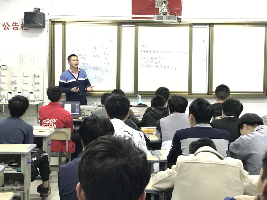 学习雷锋好榜样，机械工程系每天在践行
