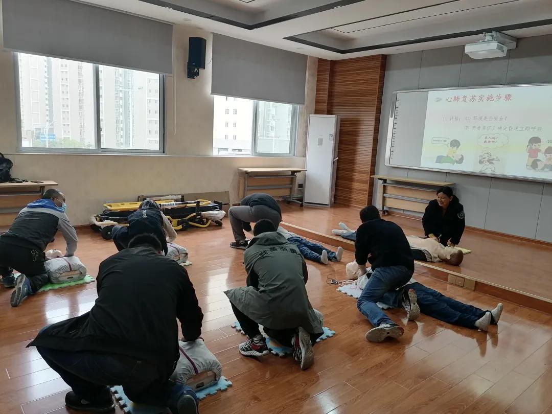 我院体育教研室全体教师进行急救技能培训(一）