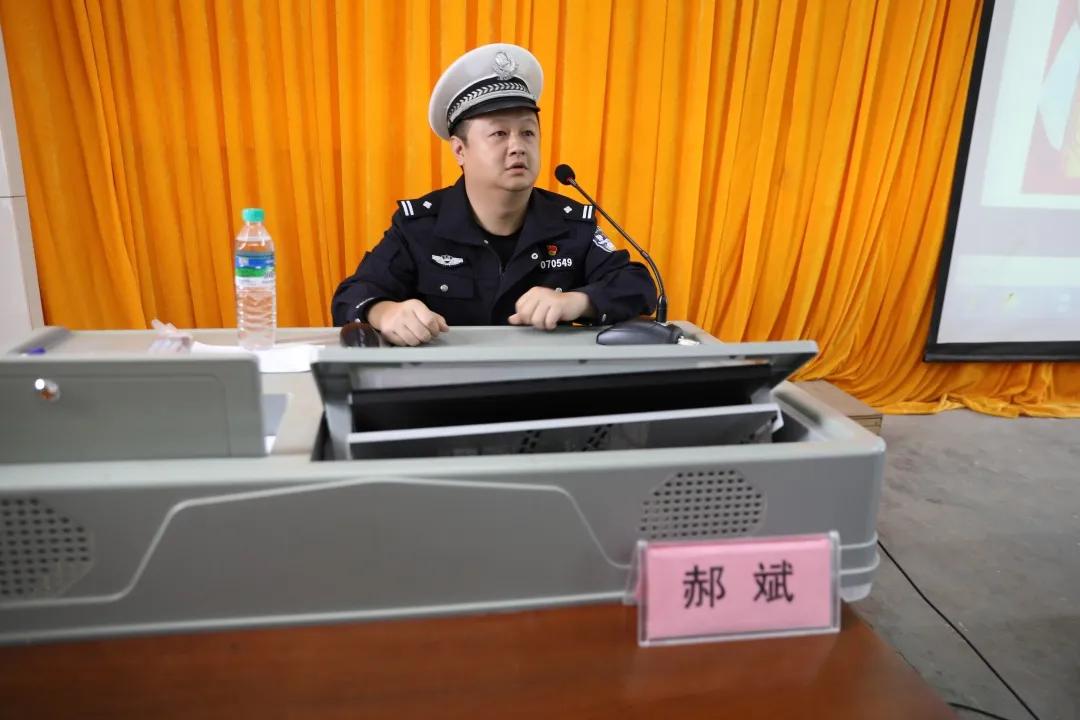 我院举行交通安全警示教育讲座