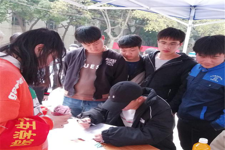 学院组织开展三月“雷锋月”主题宣传活动