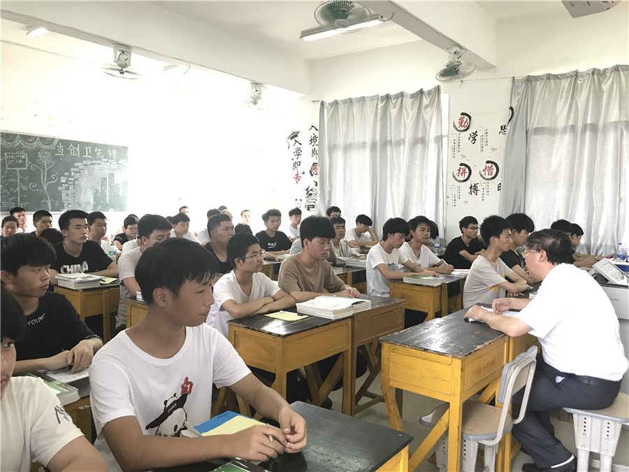 学院党委书记黄国杰同志为挂点支部和挂点班级上思政课