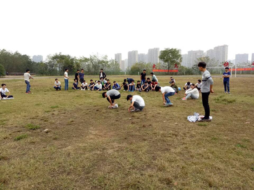机械工程系组织班级拓展游戏