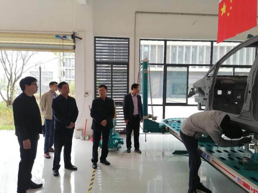 省人社厅技工院校管理处任如副处长一行莅临我院开展教材检查工作