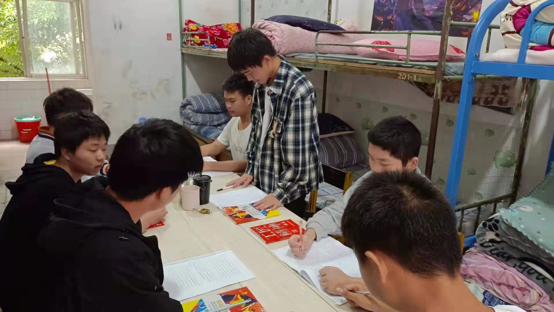 赣州技师学院第四党支部开展学党史系列之“红色文化进宿舍”活动