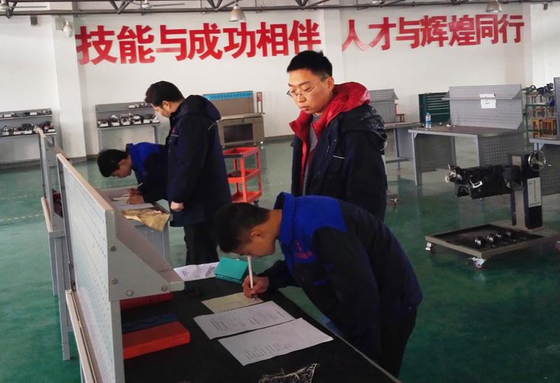 学院技能节比赛项目之汽车发动机汽车发动机磨损量测量竞赛如期开展