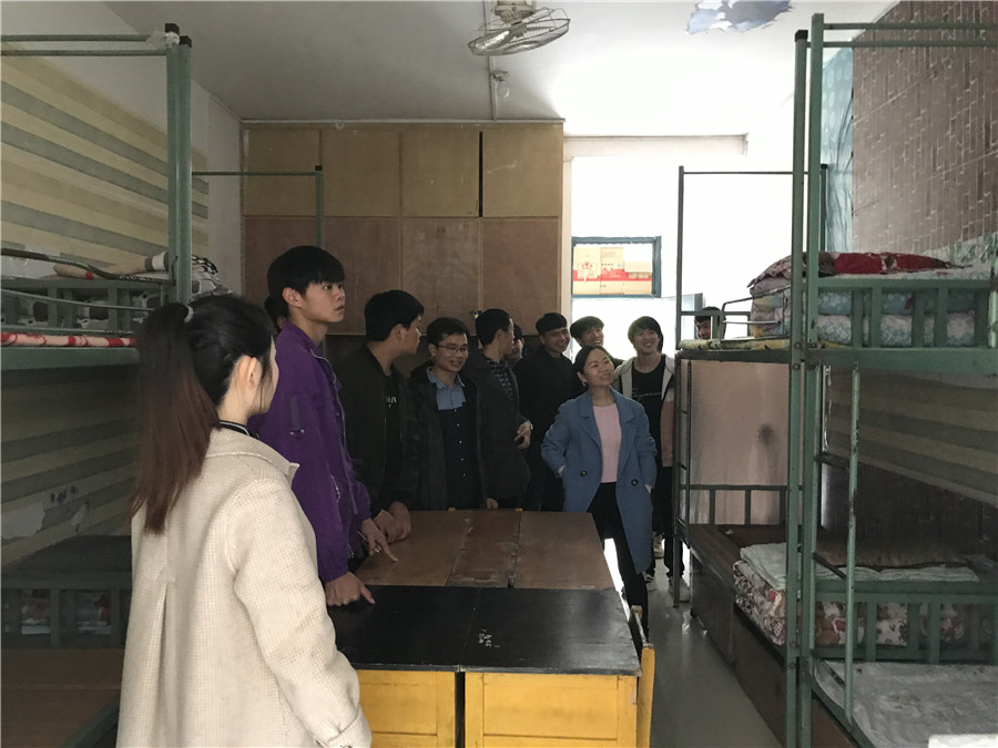 机械工程系组织学生参观宿舍“样板间”活动