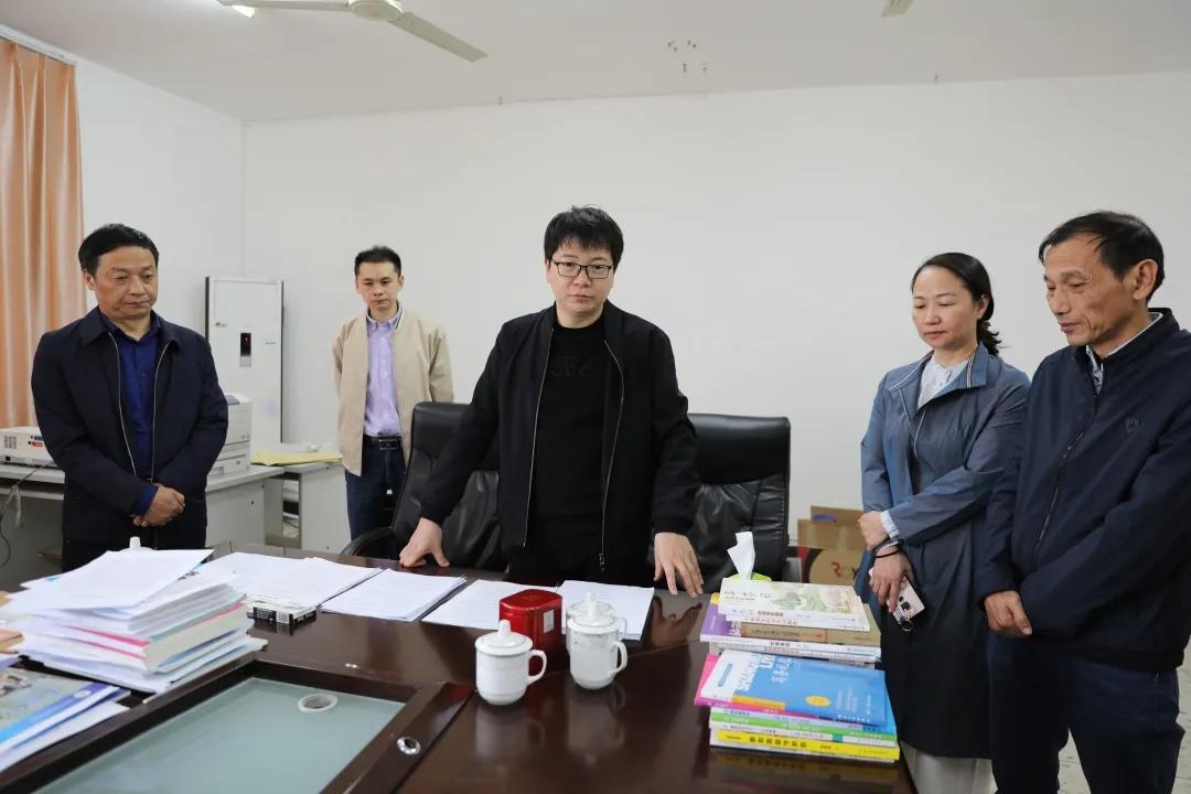 省人社厅技工院校管理处任如副处长一行莅临我院开展教材检查工作