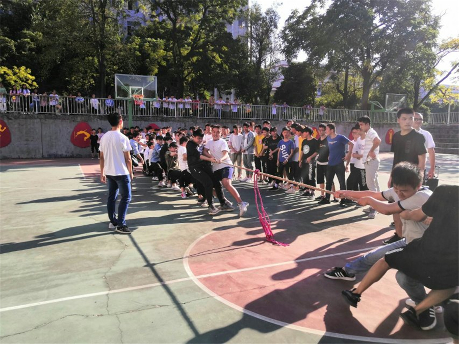 机械工程系“庆祝新中国成立70周年”庆典活动第二篇章——拔河比赛。