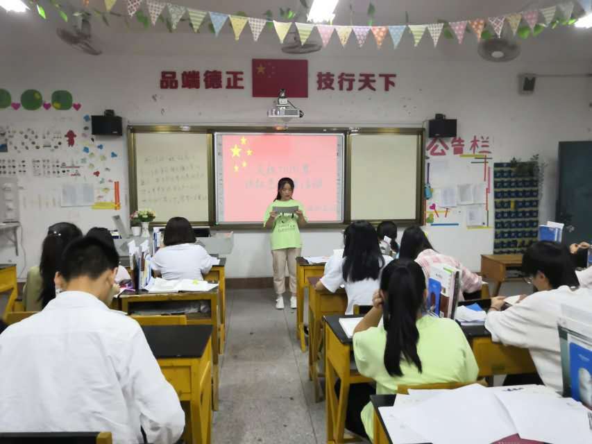 现代服务系组织学生举办《红色故事》朗诵比赛