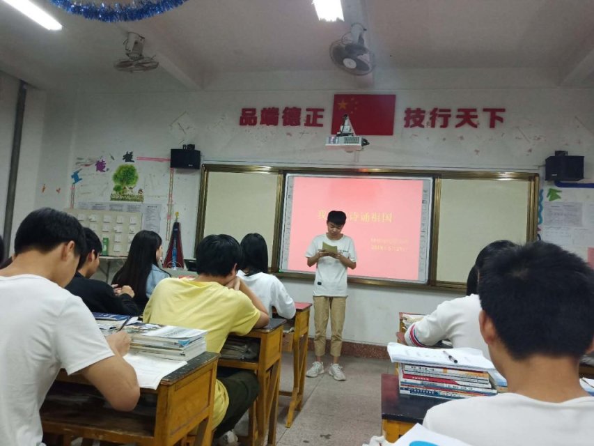 现代服务系开展庆祝中华人民共和国成立70周年暨纪念五四运动100周年系列活动