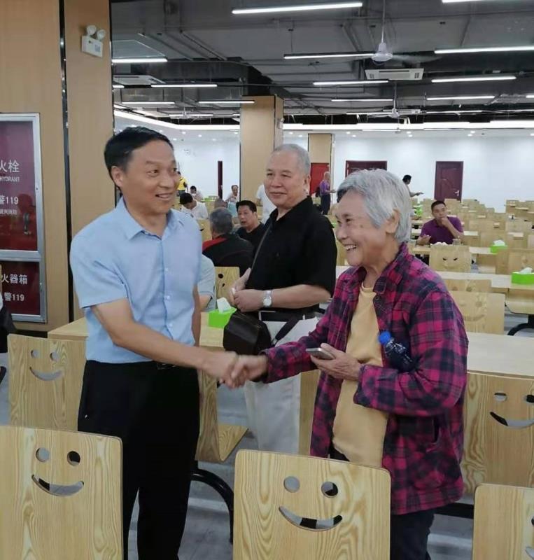 离退休教职工参观新校区