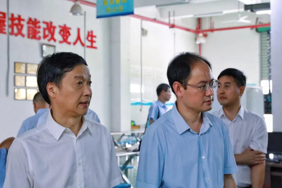 省人社厅副厅长肖国军一行莅临我院调研