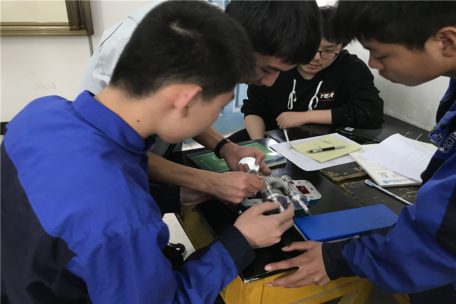 机械工程系观摩“零件测绘一体化教学”公开课