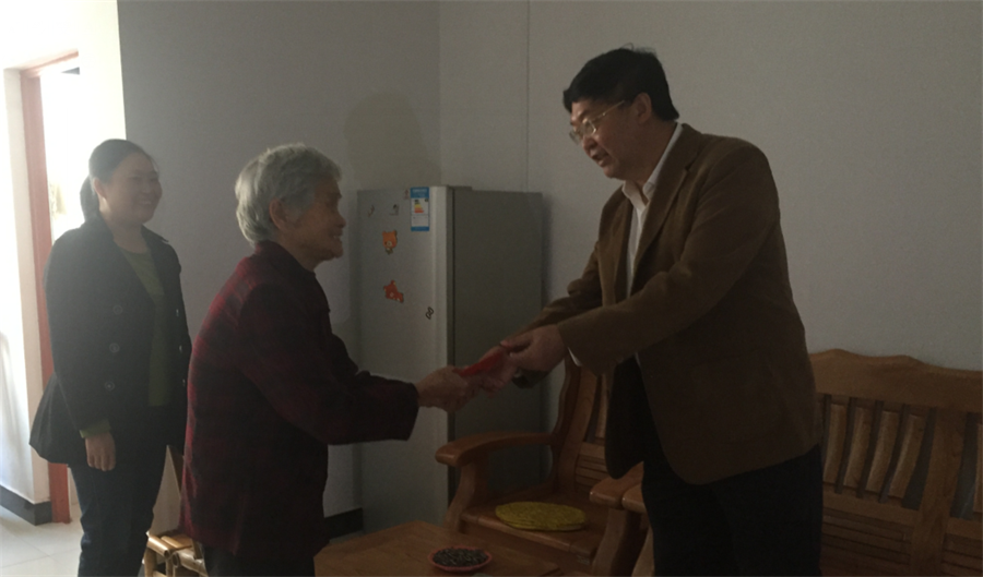 黄国杰书记亲切慰问因公事劳累牺牲的陈明房同志家属