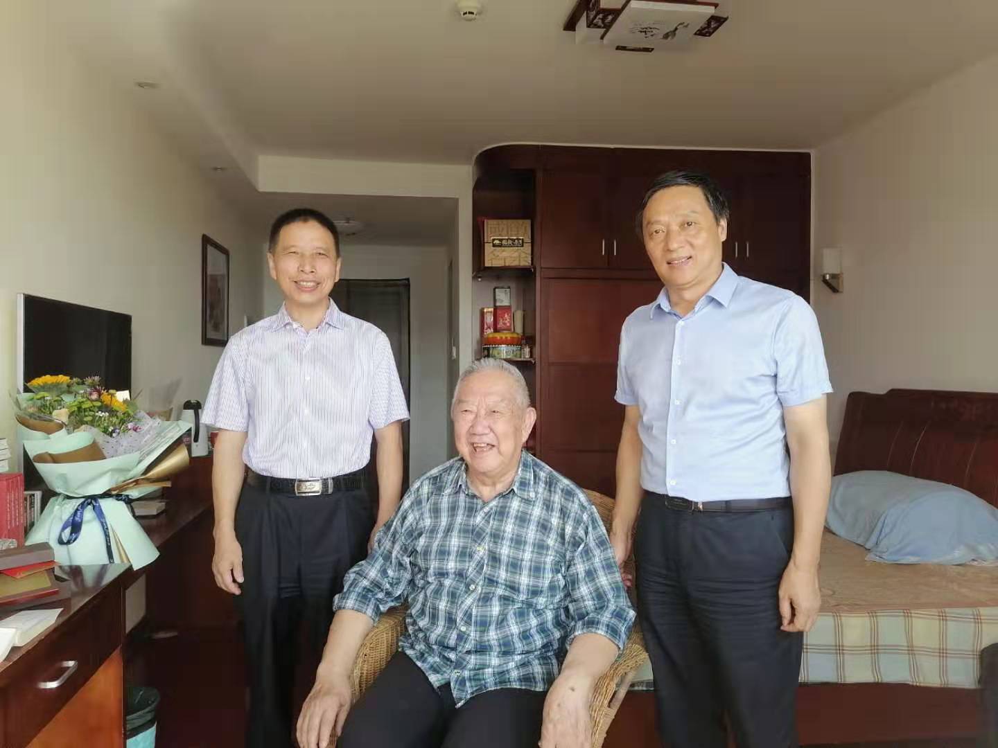 黄鹏国庆节前走访慰问老党员老干部