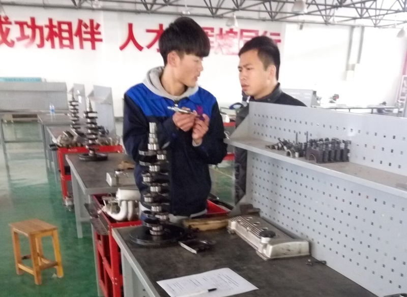 学院技能节比赛项目之汽车发动机汽车发动机磨损量测量竞赛如期开展