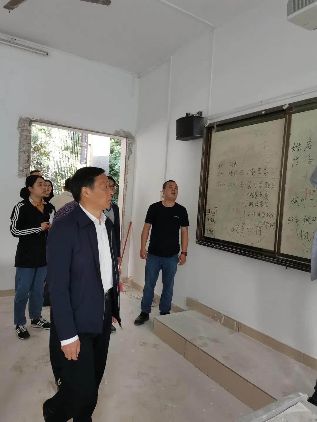 黄鹏书记带队来到学院在建工地检查指导工作