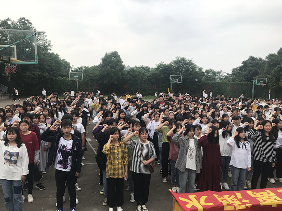 现代服务系全体师生开展“防溺水宣誓和签字仪式”活动