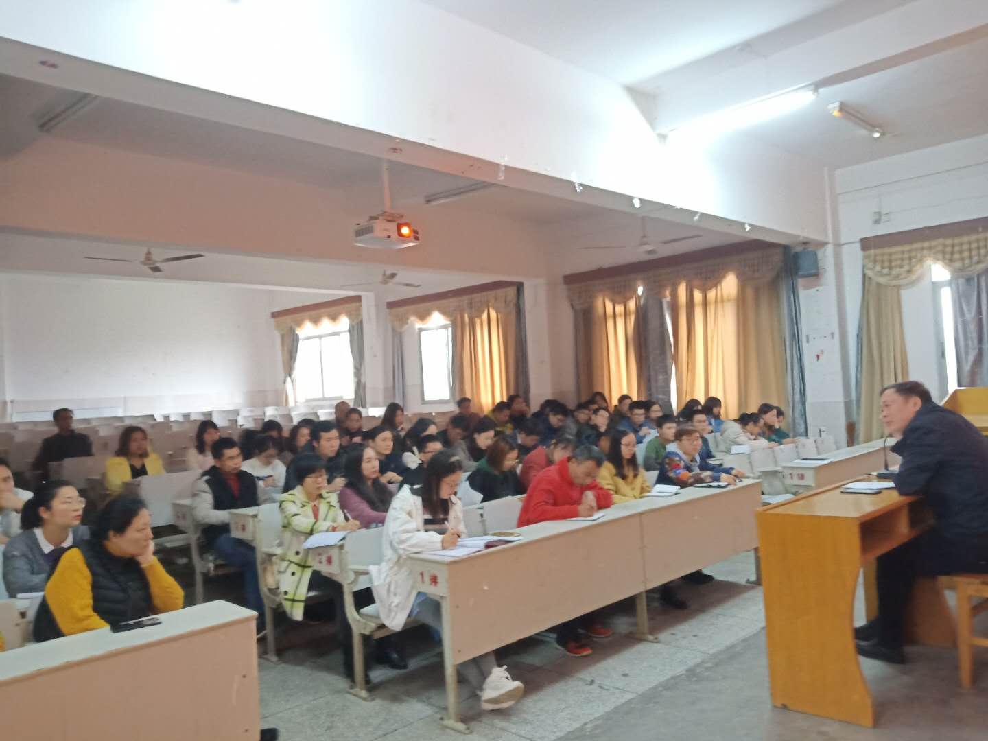 学院组织召开班主任会议