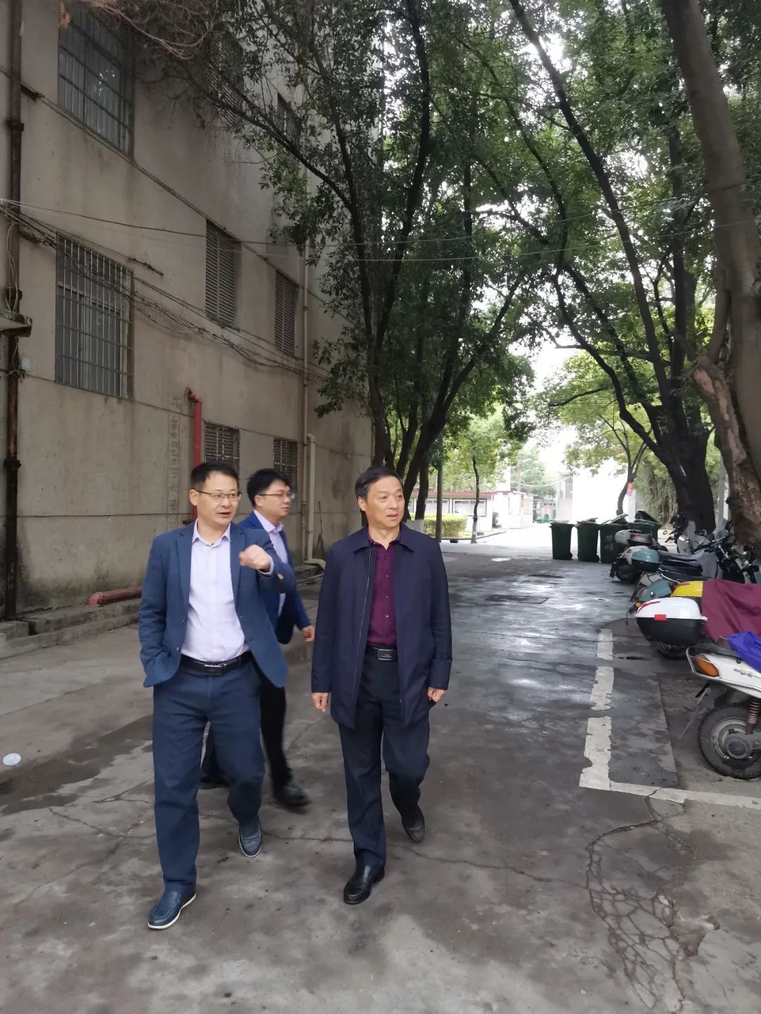 黄鹏书记深入校园各处检查指导工作
