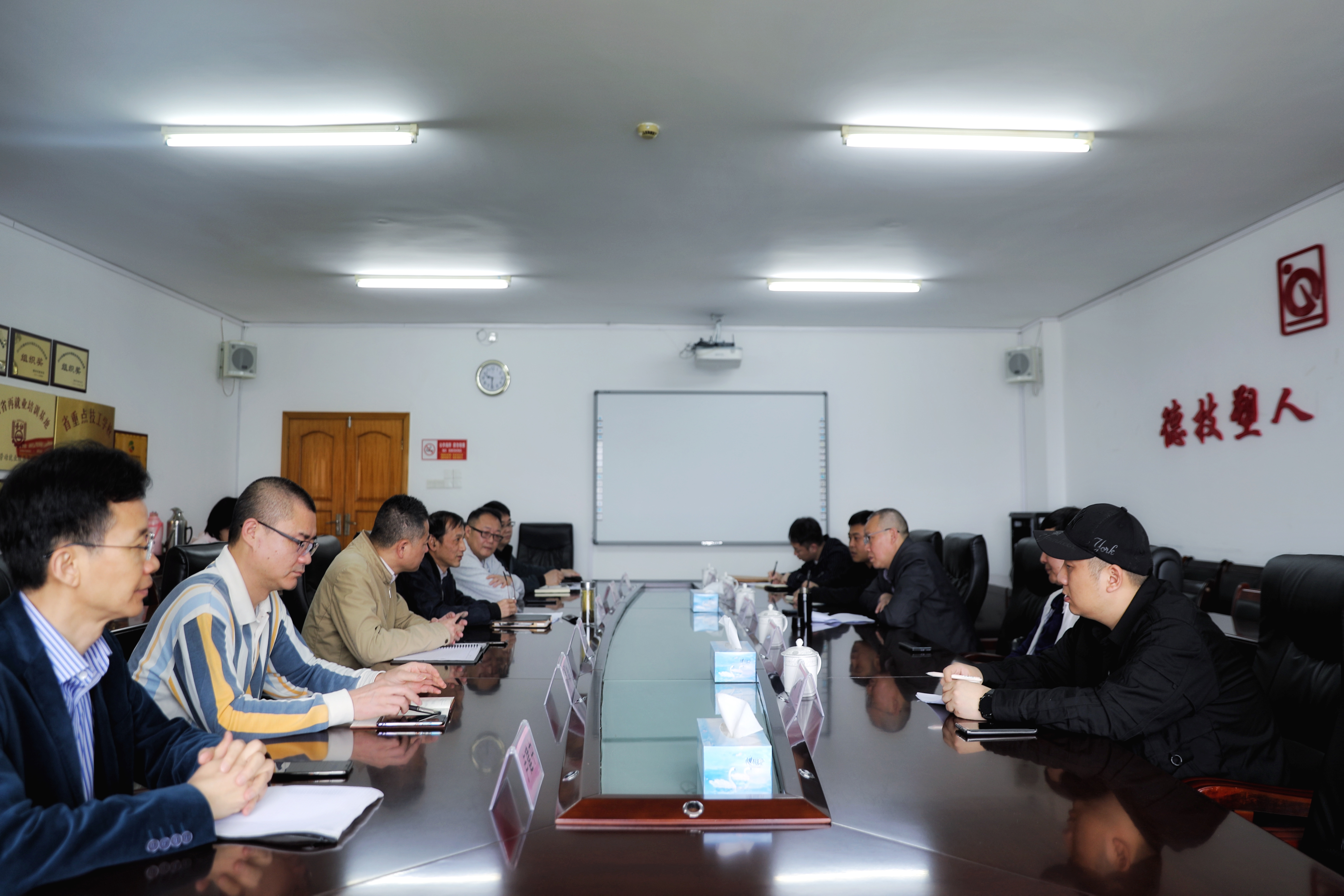 景德镇市高级技工学校副校长袁明星一行莅临我院考察交流学习