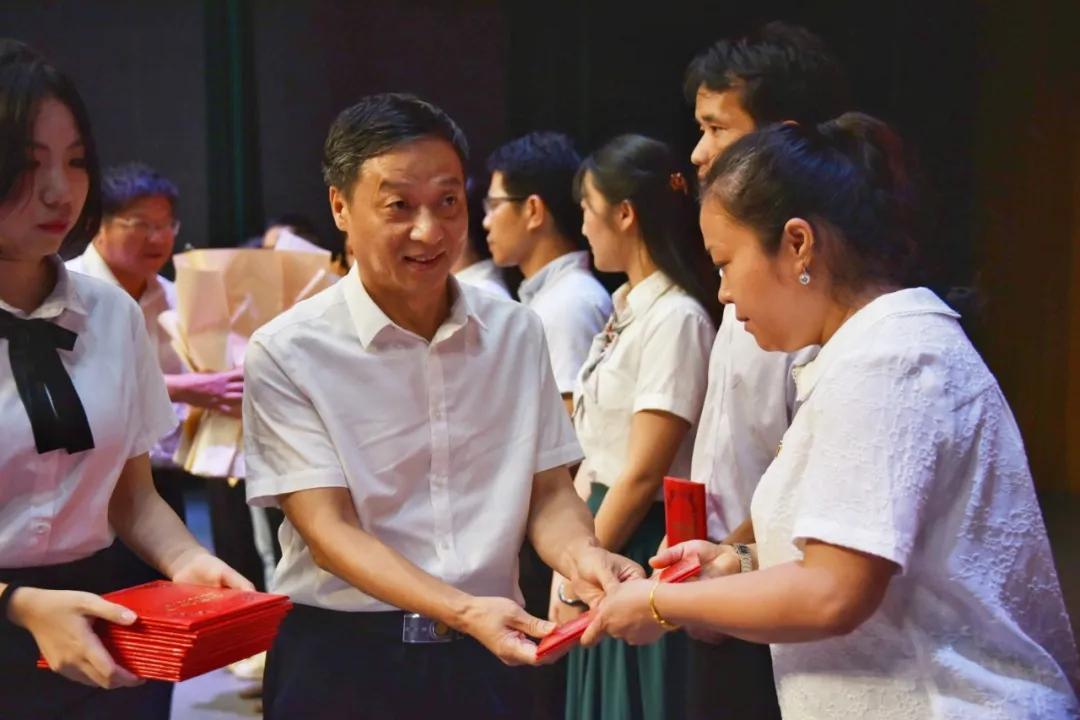 赣州职业技术学院、赣州农业学校、江西赣州技师学院三校召开庆祝第37个教师节暨表彰大会
