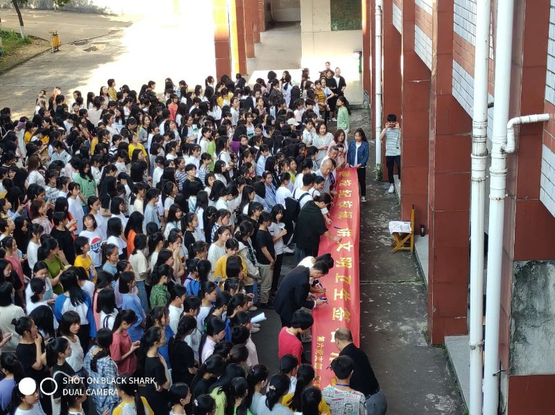 商贸旅游系举行“遵校纪校规 讲文明卫生”签名活动