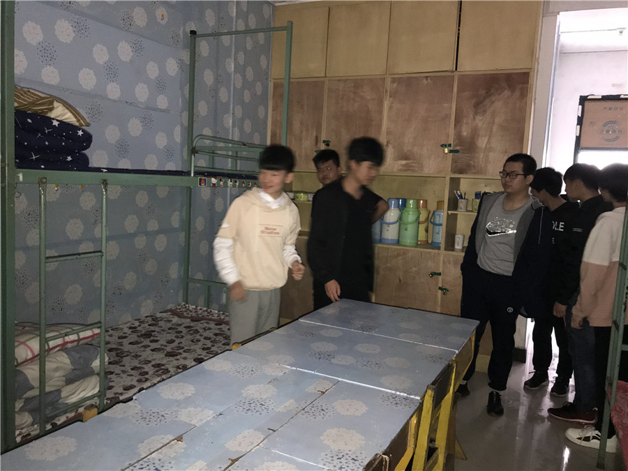 机械工程系组织学生参观宿舍“样板间”活动