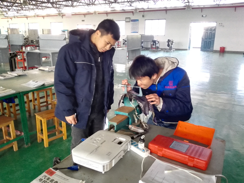 学院技能节比赛项目之汽车发动机汽车发动机磨损量测量竞赛如期开展