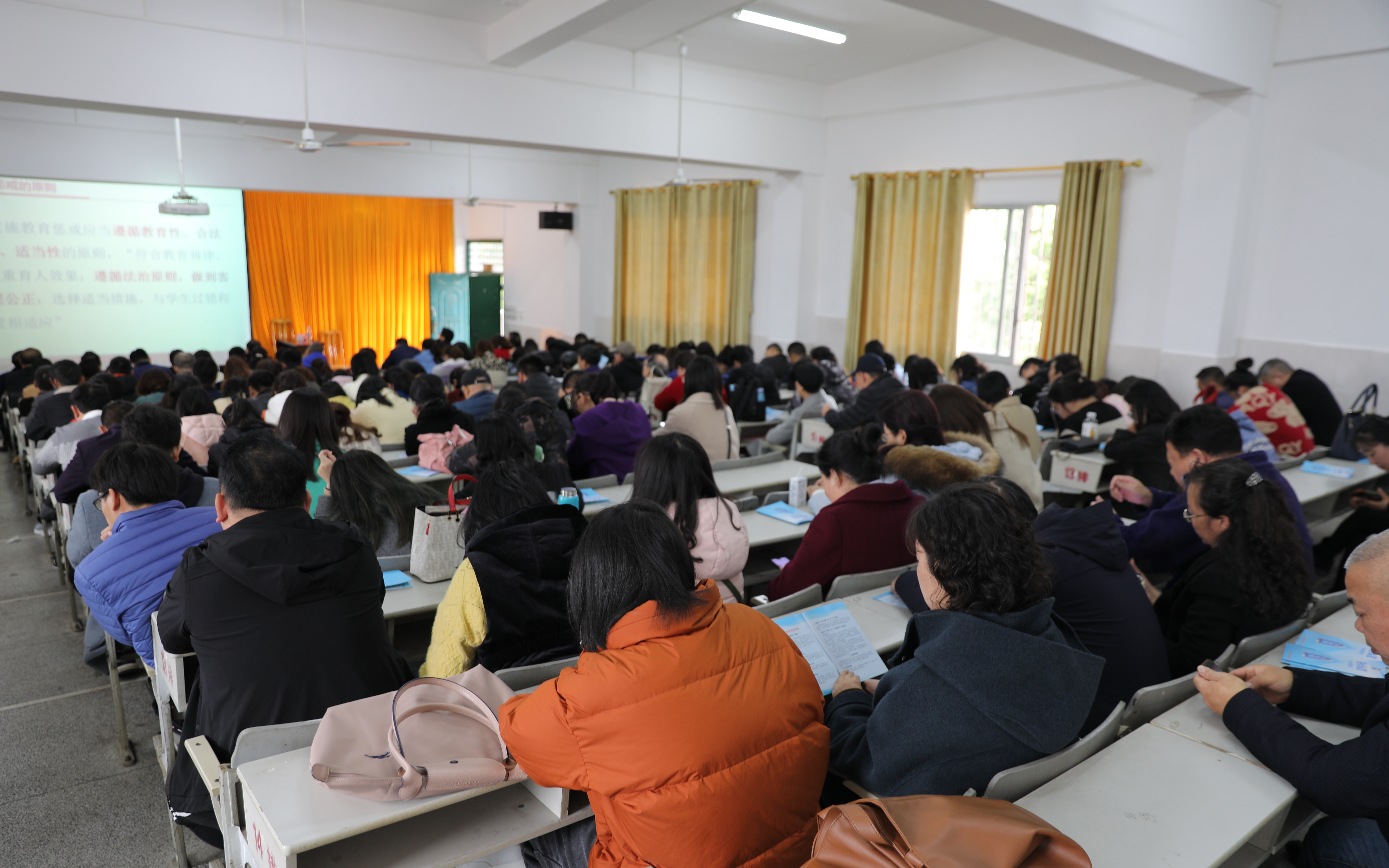 我院举办师德师风建设专题讲座