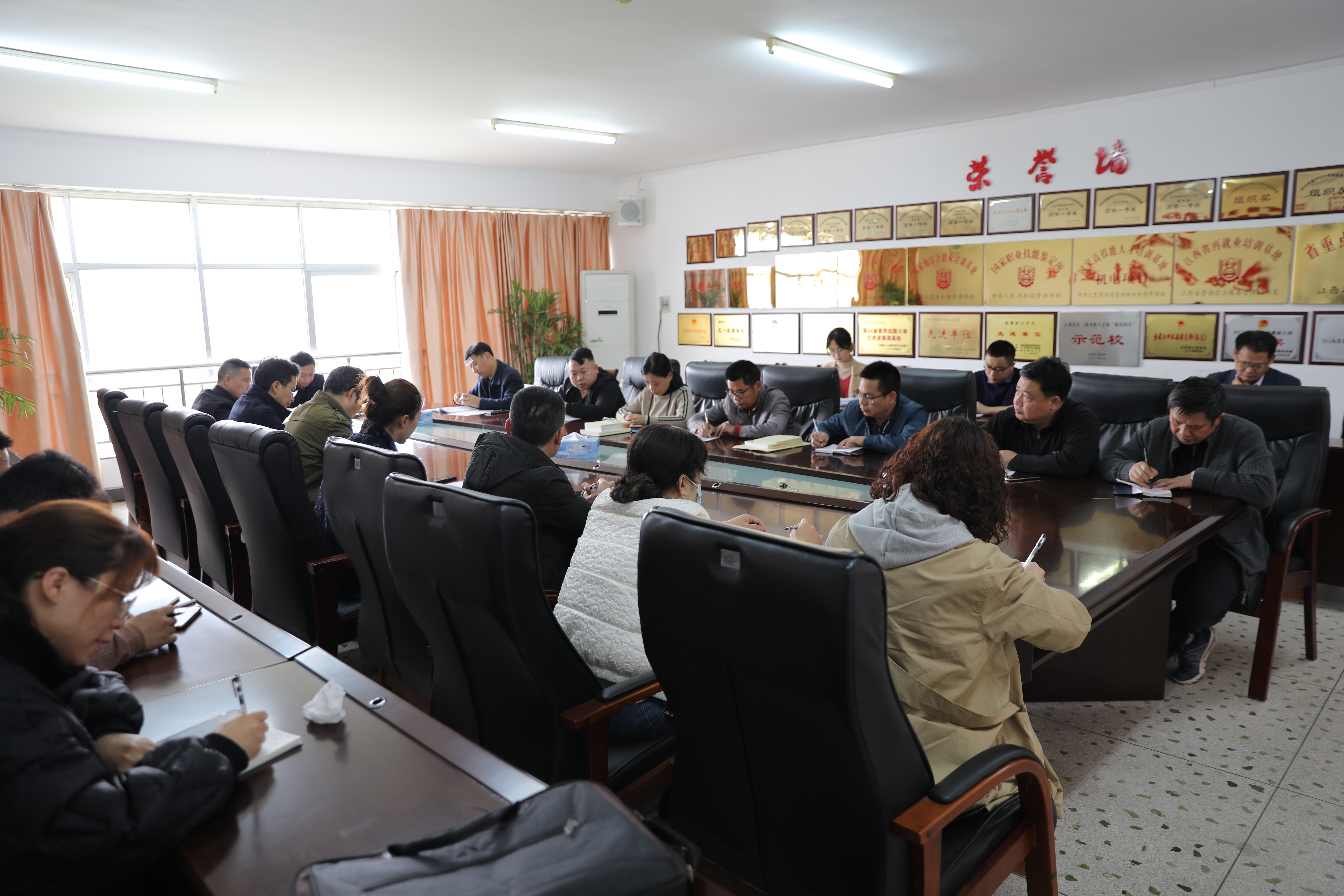 学院召开党外人士座谈会